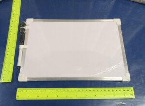 לוח מחיק אלומיניום 20×30 משורטט עם סטנד